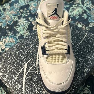 I’m sell white and midnight navy Jordon 4 used like new